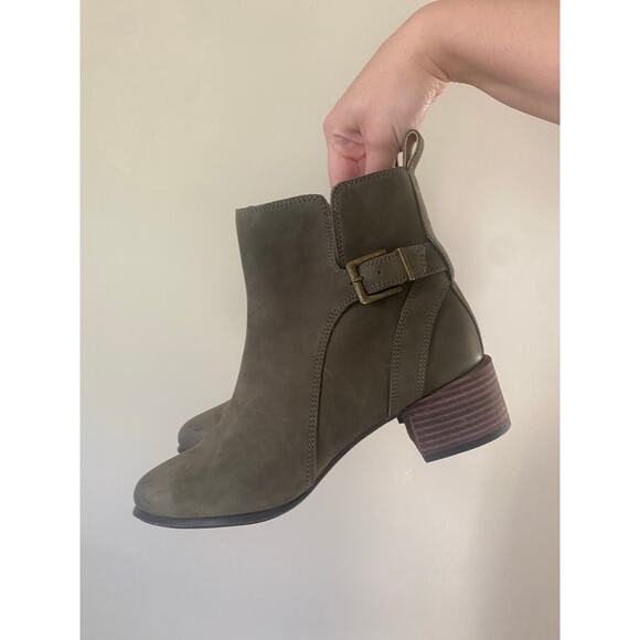 NWT Vionic Sienna Waterproof Green Ankle Boots 9 Buckle Side Zip - Picture 2 of 8